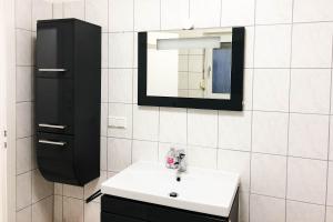 Ένα μπάνιο στο 3 Zimmer Apartment mit Küche, TV & WLAN