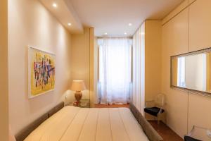 A bed or beds in a room at Le Residenze a Firenze - Residenza Covoni Apartment in the historical center of Florence