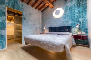 A bed or beds in a room at Le Residenze a Firenze - Residenza Covoni Apartment in the historical center of Florence