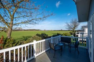 Balkón nebo terasa v ubytování Savannah Lodge - Aldeburgh Coastal Cottages