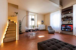 A television and/or entertainment centre at Le Residenze a Firenze - Residenza Covoni Apartment in the historical center of Florence