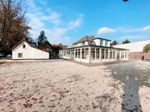 una entrada vacía delante de una casa en Luxurious historical Loft close to the beach!! en Wassenaar