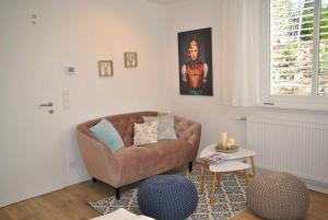 ein Wohnzimmer mit einem Sofa und einem Tisch in der Unterkunft Ferienwohnung Finja in Bad Dürrheim