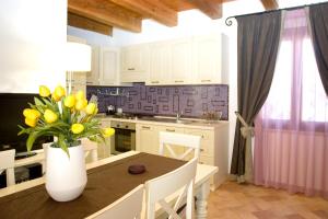 Кухня или кухненски бокс в 3 bedrooms apartement with shared pool enclosed garden and wifi at Partinico 6 km away from the beach