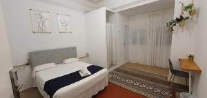 1 dormitorio con cama y escritorio. en Star Home, en Valencia