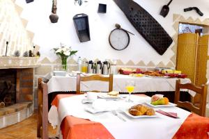 ein Esszimmer mit 2 Tischen mit Essen und einem Kamin in der Unterkunft Charming Apartment in Los Silos, 80m² with Terrace in Los Silos