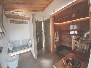 Bilik mandi di Hochalmbahnen Chalets Rauris 1-03 Maislaufeldweg 1c