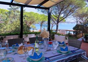 A restaurant or other place to eat at Villa Maddalena - Giardinelli