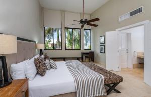Postel nebo postele na pokoji v ubytování Unbelievable Villa with Pool - Perfect Family Vacay