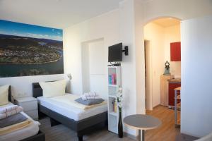 a small room with a bed and a table at Niedersburger Eck, wandern, radfahren, genießen, erholen in Boppard