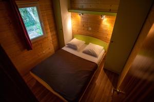 Ένα ή περισσότερα κρεβάτια σε δωμάτιο στο Camping Beau Rivage