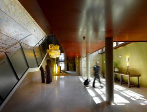 una persona caminando por un pasillo en un edificio en Parador de Lorca, en Lorca 37 fotos más