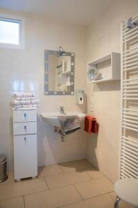 uma casa de banho com um lavatório e um espelho em Niedersburger Eck, wandern, radfahren, genießen, erholen em Boppard