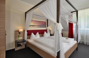 
Säng eller sängar i ett rum på Hotel Sonnenhof - Garni
