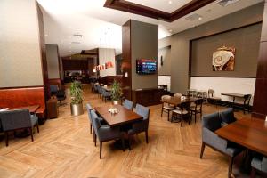 une salle à manger avec des tables et des chaises dans un restaurant dans l'établissement The Green Park Gaziantep, à Gaziantep