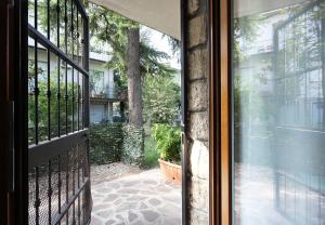 A garden outside Yourbanflat San Giovanni