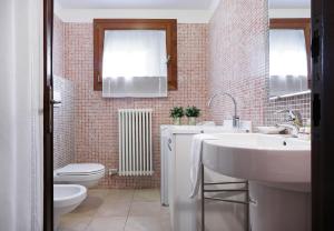 A bathroom at Yourbanflat San Giovanni Még 11 kép