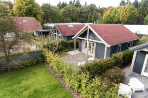 een luchtzicht op een huis met een tuin bij Soeren Lounge in Eerbeek