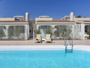 Der Swimmingpool an oder in der Nähe von VelSuites Playa del Ingles by VillaGranCanaria