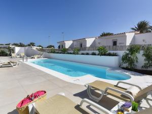 eine Villa mit Swimmingpool und Terrassenmöbeln in der Unterkunft VelSuites Playa del Ingles by VillaGranCanaria in Playa del Ingles