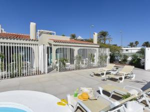 Der Swimmingpool an oder in der Nähe von VelSuites Playa del Ingles by VillaGranCanaria