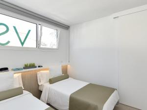 Ein Bett oder Betten in einem Zimmer der Unterkunft VelSuites Playa del Ingles by VillaGranCanaria