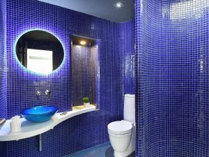 Ein Badezimmer in der Unterkunft VelSuites Playa del Ingles by VillaGranCanaria