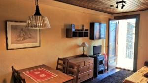 a dining room with a dining table and a dining room at Apartamento en Font Romeu Via in Font-Romeu-Odeillo-Via