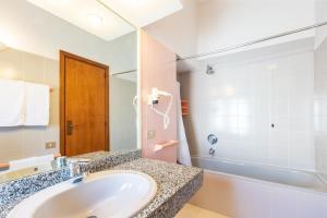 Koupelna v ubytování Albergo Miramare