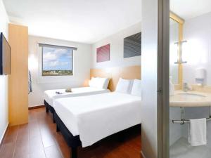 Ibis Cancun Centro tesisinde bir odada yatak veya yataklar