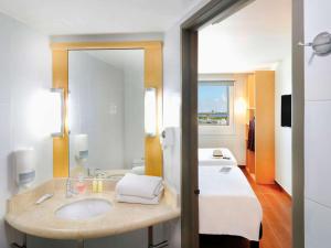 Cama ou camas em um quarto em Ibis Cancun Centro