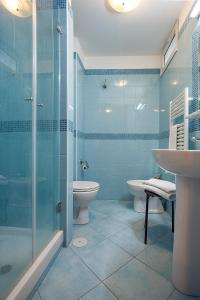 een badkamer met een toilet, een wastafel en een douche bij Hotel Club in Sant'Agnello