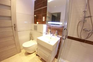 Łazienka w obiekcie Apartamenty u Piątków
