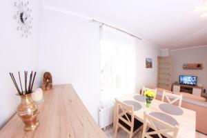 Telewizja i/lub zestaw kina domowego w obiekcie Apartamenty u Piątków