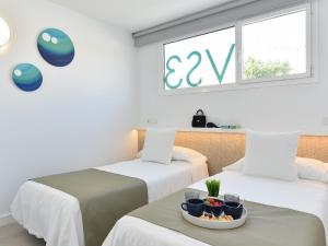 Ein Bett oder Betten in einem Zimmer der Unterkunft VelSuites Playa del Ingles by VillaGranCanaria