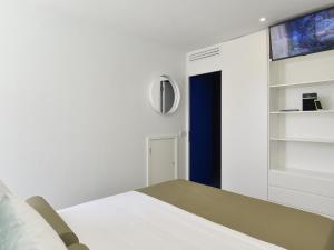Ein Bett oder Betten in einem Zimmer der Unterkunft VelSuites Playa del Ingles by VillaGranCanaria