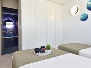 Ein Bett oder Betten in einem Zimmer der Unterkunft VelSuites Playa del Ingles by VillaGranCanaria