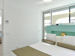 Ein Bett oder Betten in einem Zimmer der Unterkunft VelSuites Playa del Ingles by VillaGranCanaria