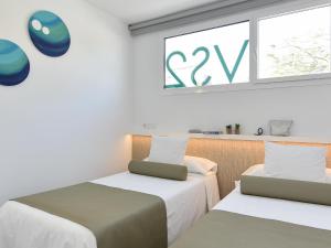 Ein Bett oder Betten in einem Zimmer der Unterkunft VelSuites Playa del Ingles by VillaGranCanaria
