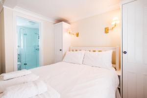 Postel nebo postele na pokoji v ubytování Admiral Cottage