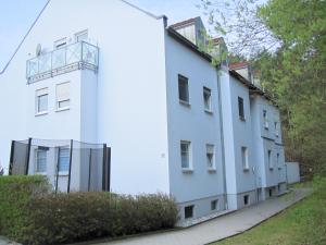 - un bâtiment blanc avec un balcon sur le côté dans l'établissement SUNNYHOME Monteurwohnungen und Apartments in Wackersdorf, à Wackersdorf