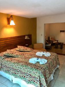 um quarto de hotel com uma cama com toalhas em Hotel Complejo Najul Suites-Solo Adultos em Mina Clavero