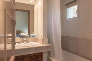 A bathroom at Resort Villas Andalucia