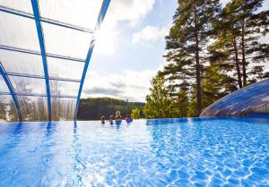Sundlaugin á Årjäng Camping & Stugor Sommarvik eða í nágrenninu