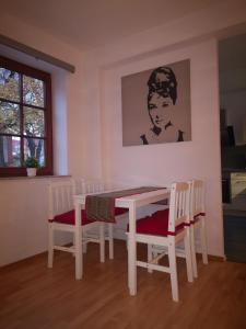 uma sala de jantar com uma mesa e cadeiras e uma janela em Daheym FEWO 1 em Erfurt