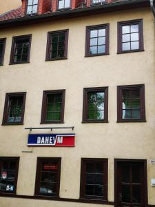 um edifício com um sinal na lateral em Daheym FEWO 1 em Erfurt