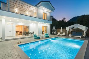 Bazén v ubytování Maridenia Villa - Family Escape with Private Pool, by ZanteWize nebo v jeho okolí