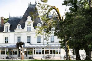 un gran edificio blanco con techo negro en Château de Maubreuil en Carquefou