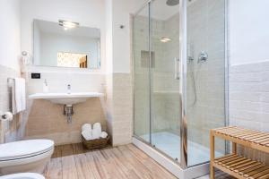 フィレンツェにあるB＆B サン レミジオのシャワー、トイレ、洗面台を備えたバスルーム