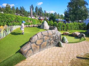 Garður fyrir utan Årjäng Camping & Stugor Sommarvik